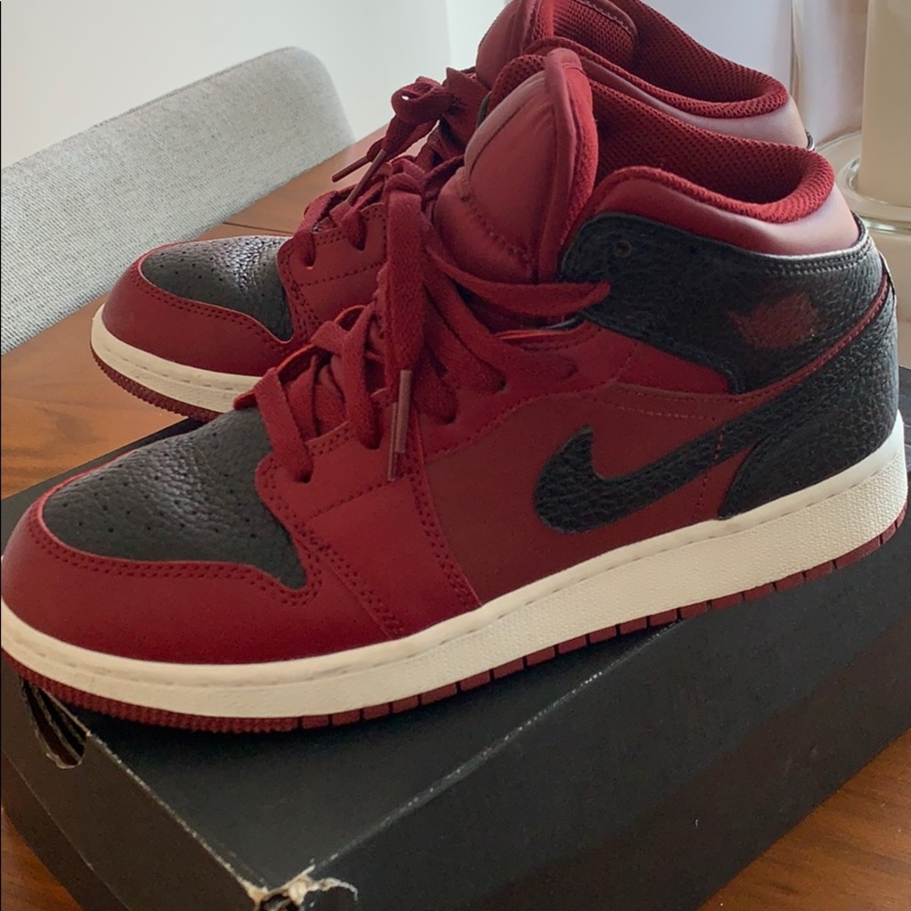 AIR JORDAN 1 RETRO MID GS 'TEAM RED BLACK - Picture 4 of 6